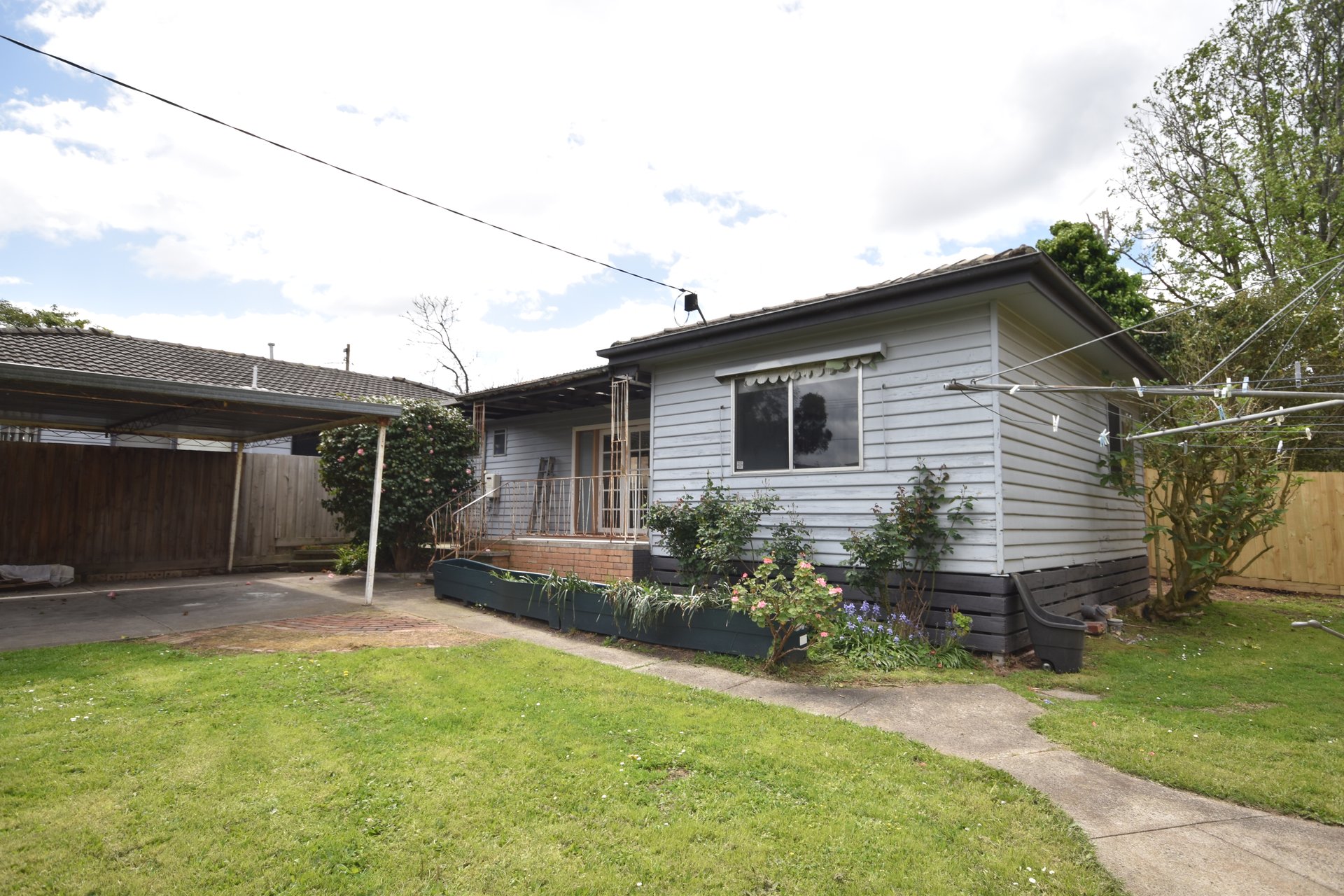 8A Shield Court, Kilsyth image 1