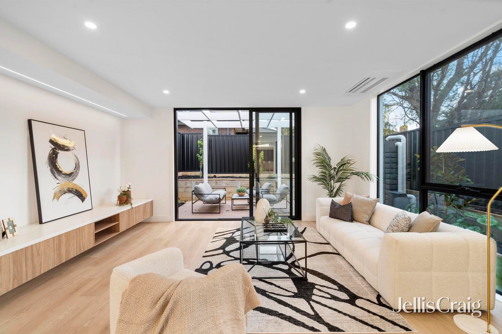 8b Meadow Crescent, Mount Waverley image 3