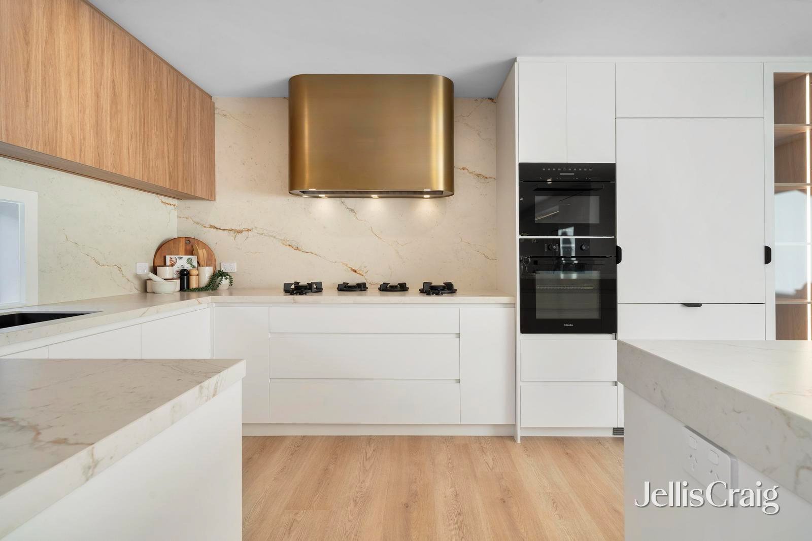 8b Meadow Crescent, Mount Waverley image 10