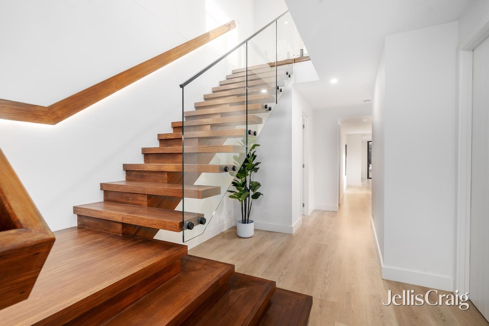 8b Meadow Crescent, Mount Waverley image 11