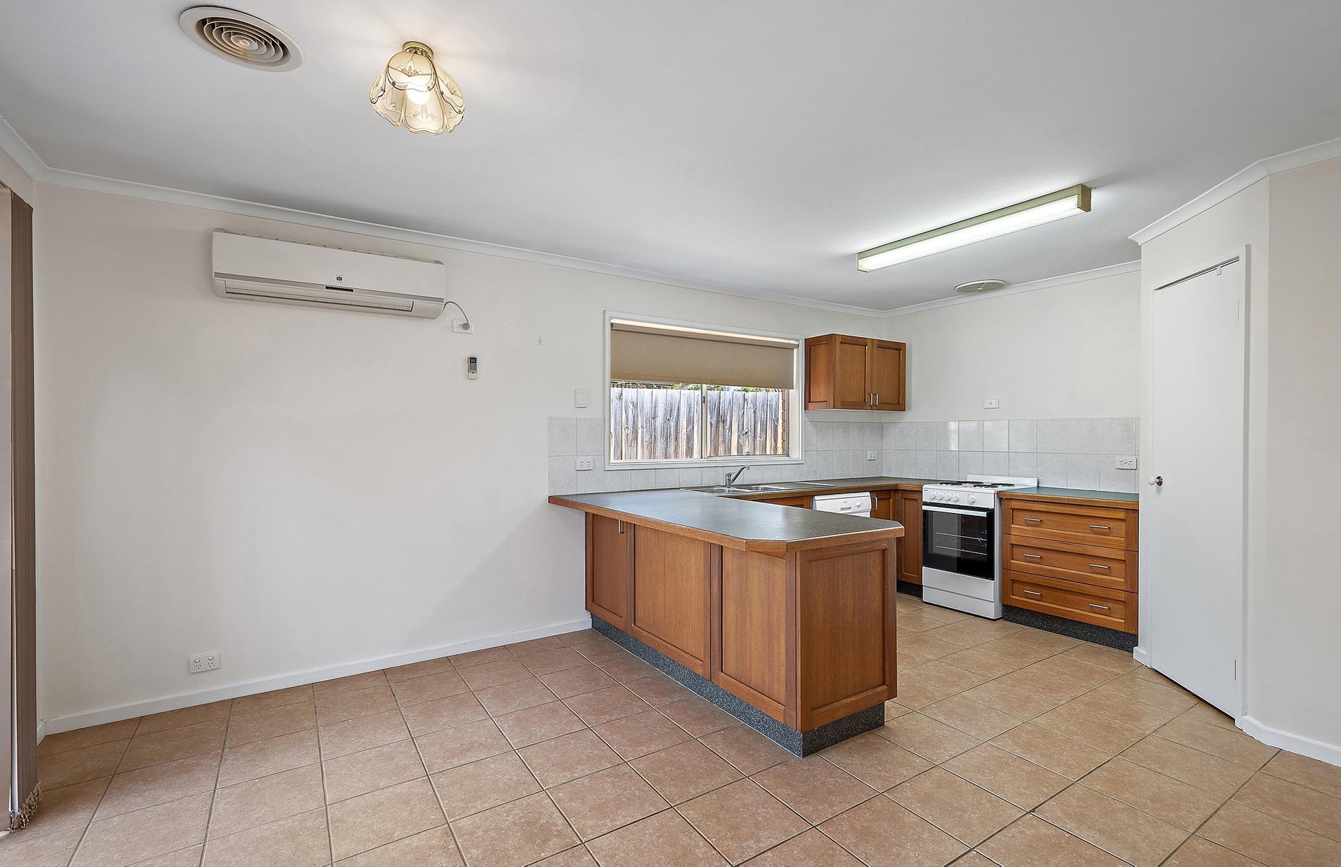 8B Turkeith Crescent, Croydon North image 4