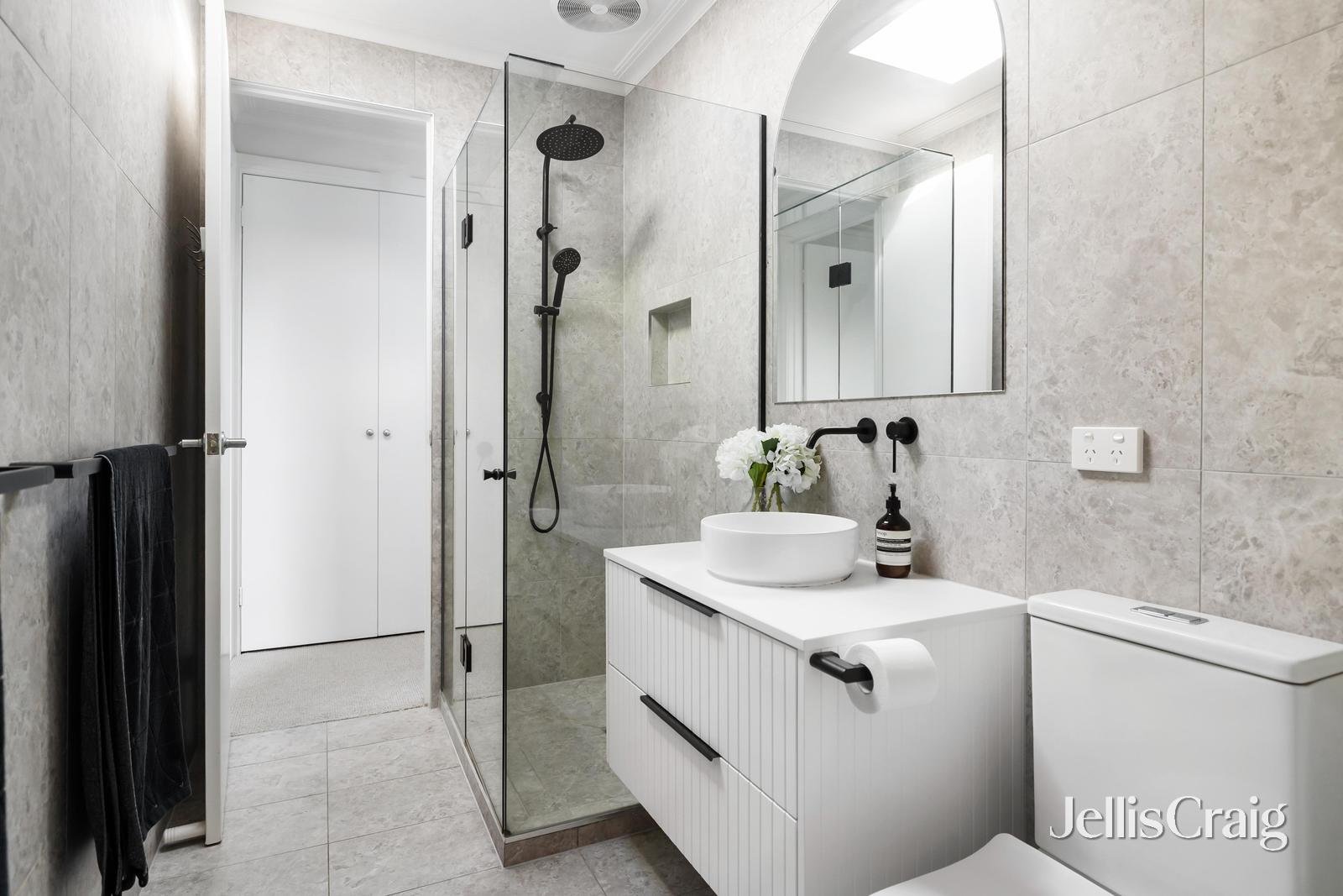 8D Highbury Grove, Prahran image 9