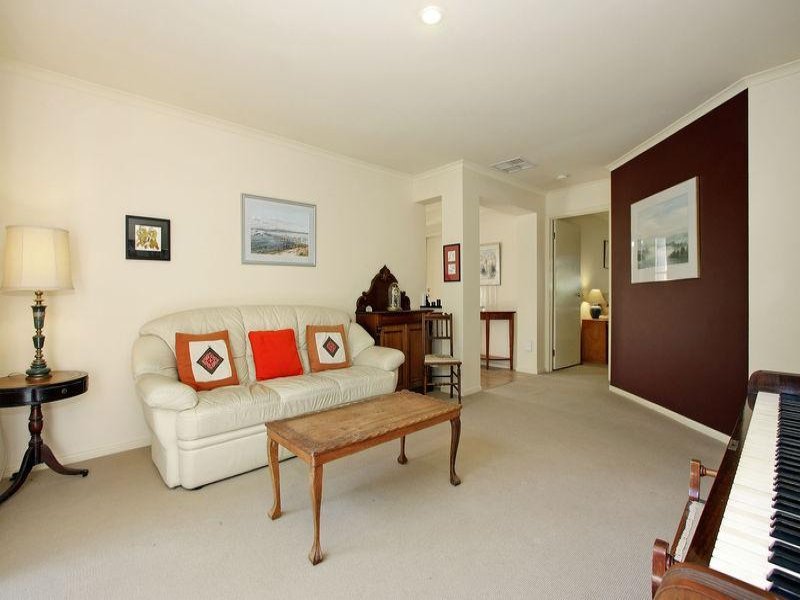 9 Berrywood Walk, Warranwood image 2