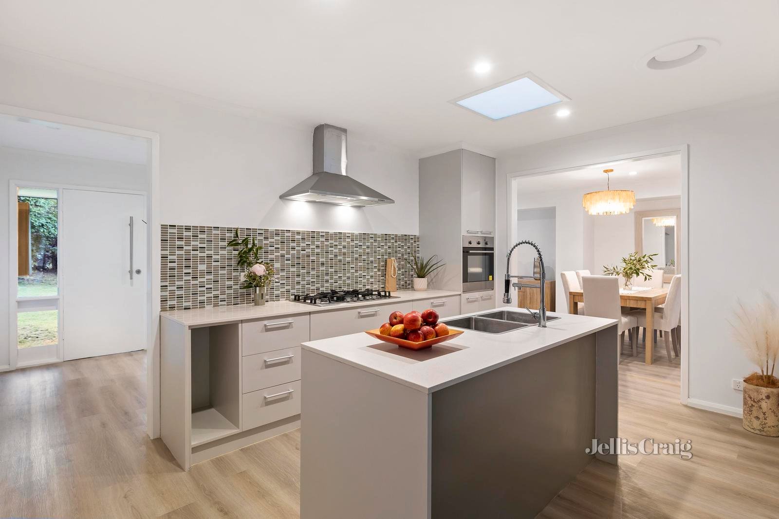 9 Brenda Court, Croydon image 6