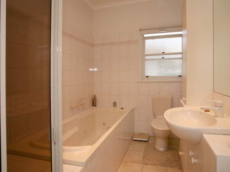9 Brook Crescent, Box Hill South image 8