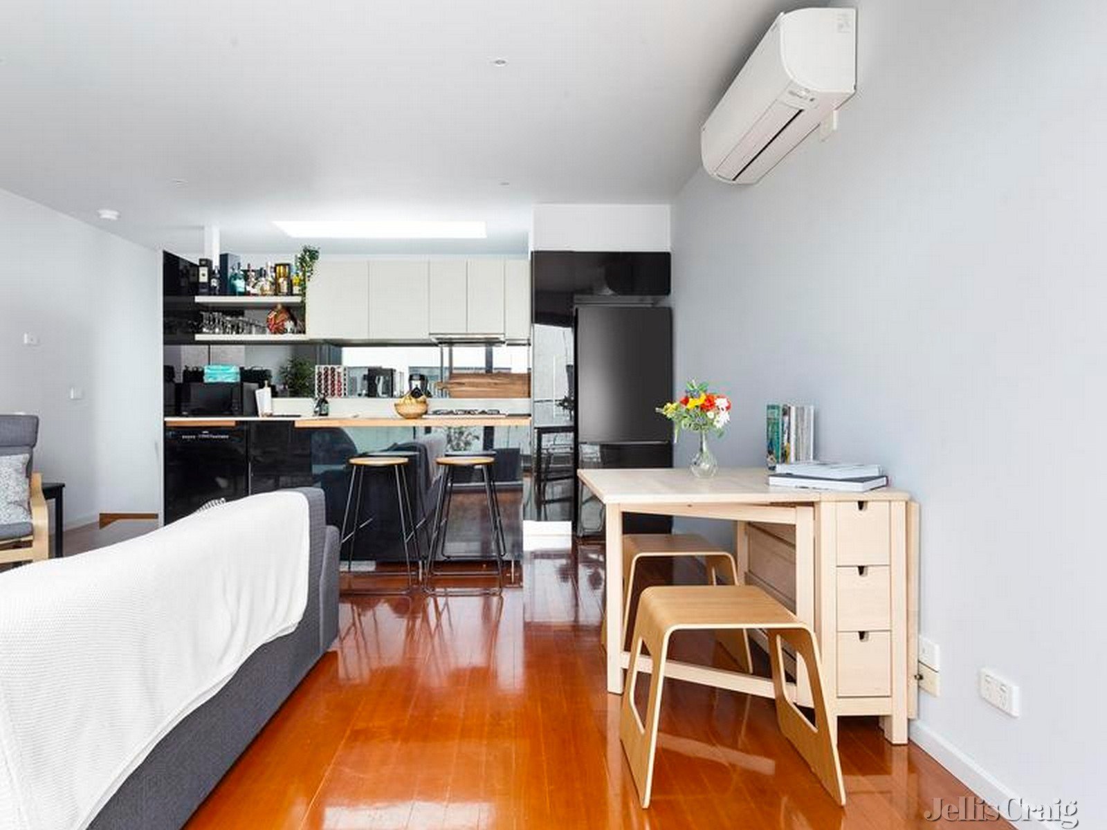 9 Curzon Place, North Melbourne image 4