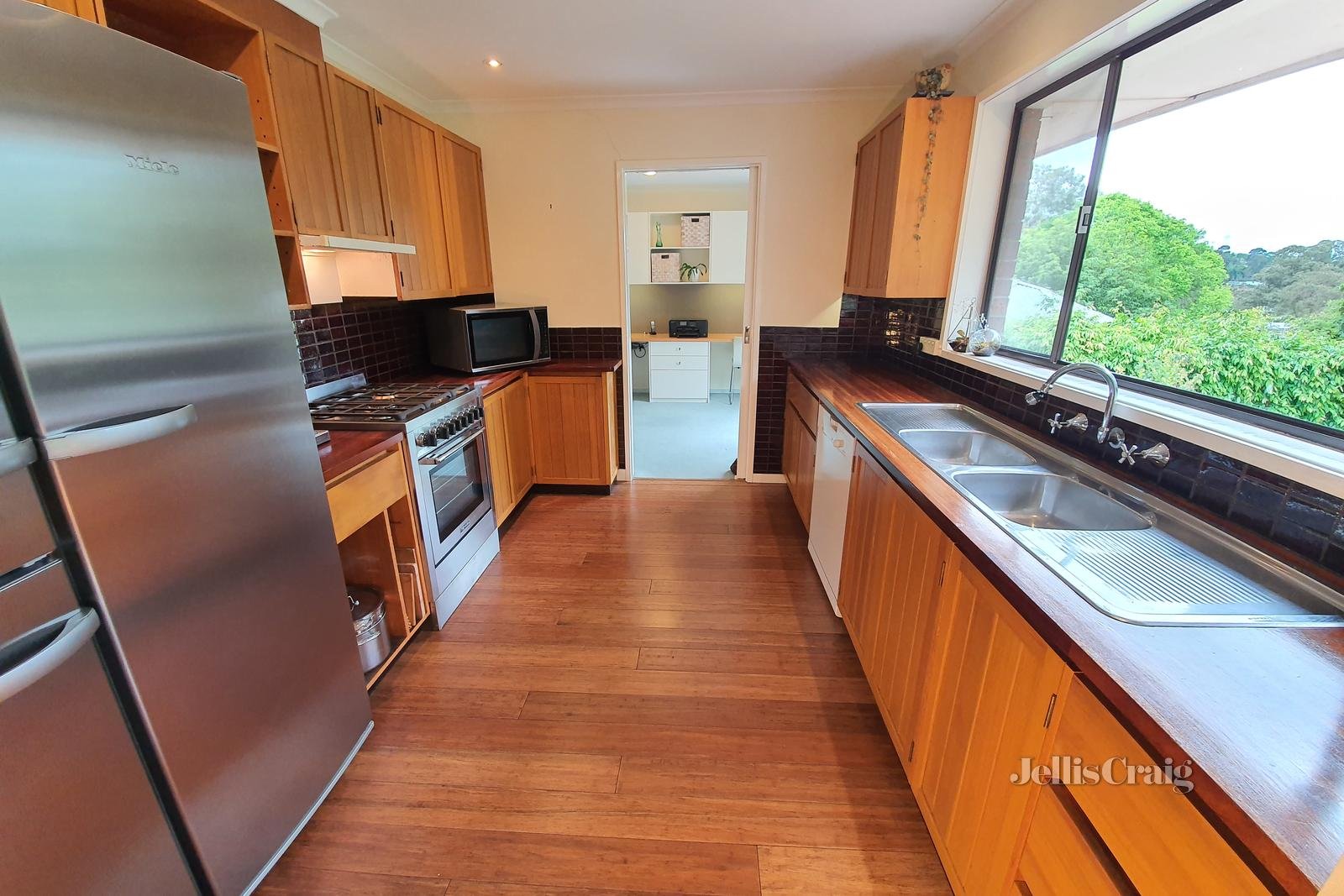 9 Highland Avenue, Mitcham image 3