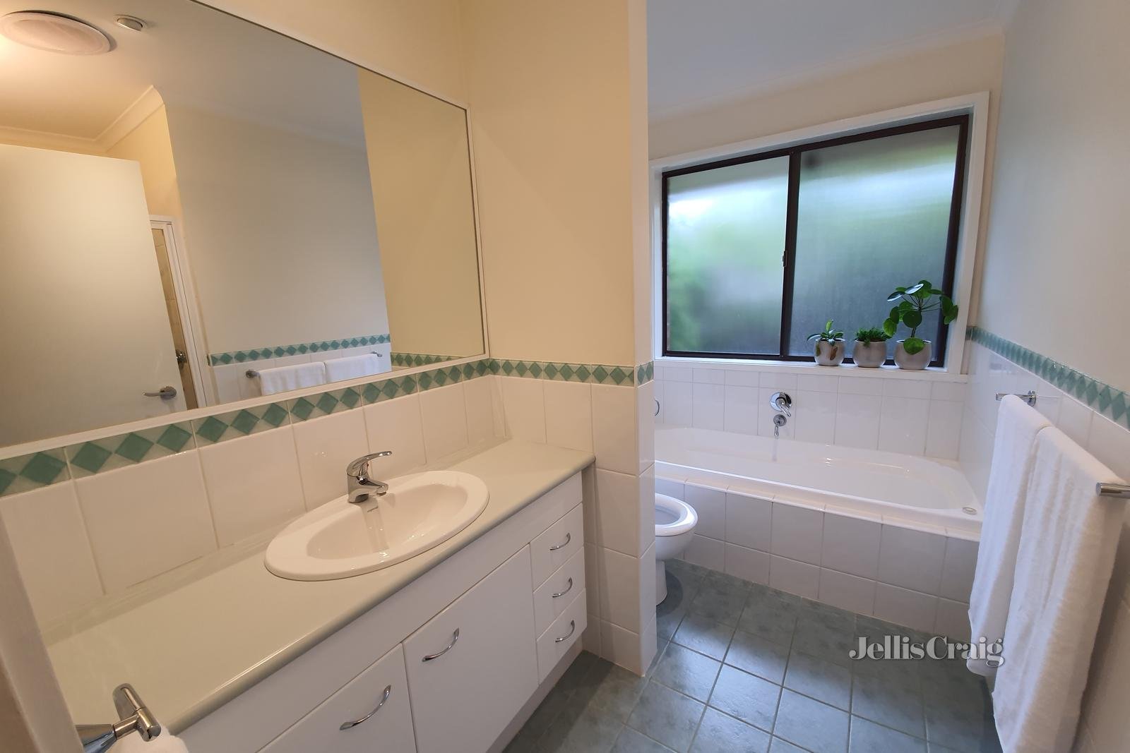 9 Highland Avenue, Mitcham image 4