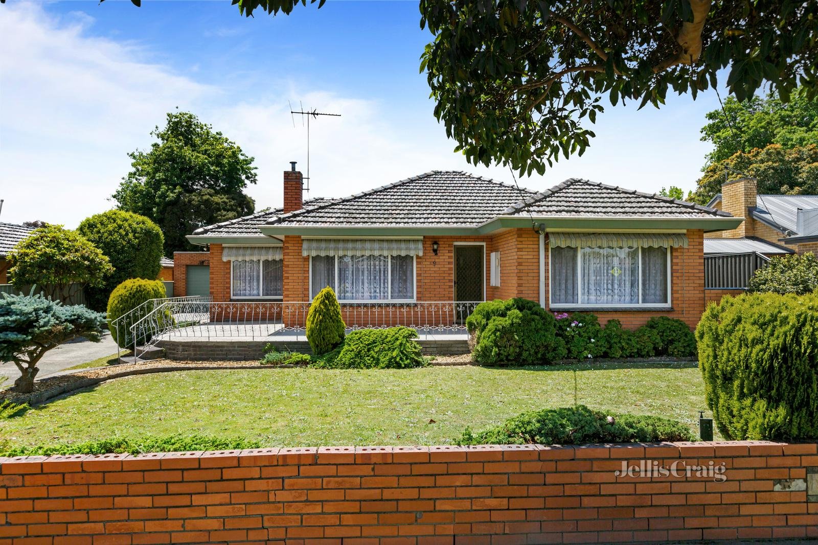 9 Hinkley Avenue, Croydon image 2