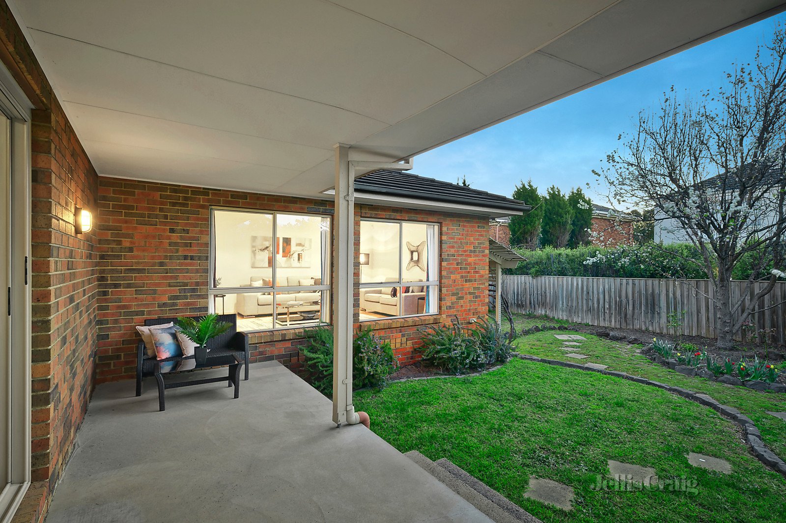 9 Huntingtower Crescent, Mount Waverley image 9