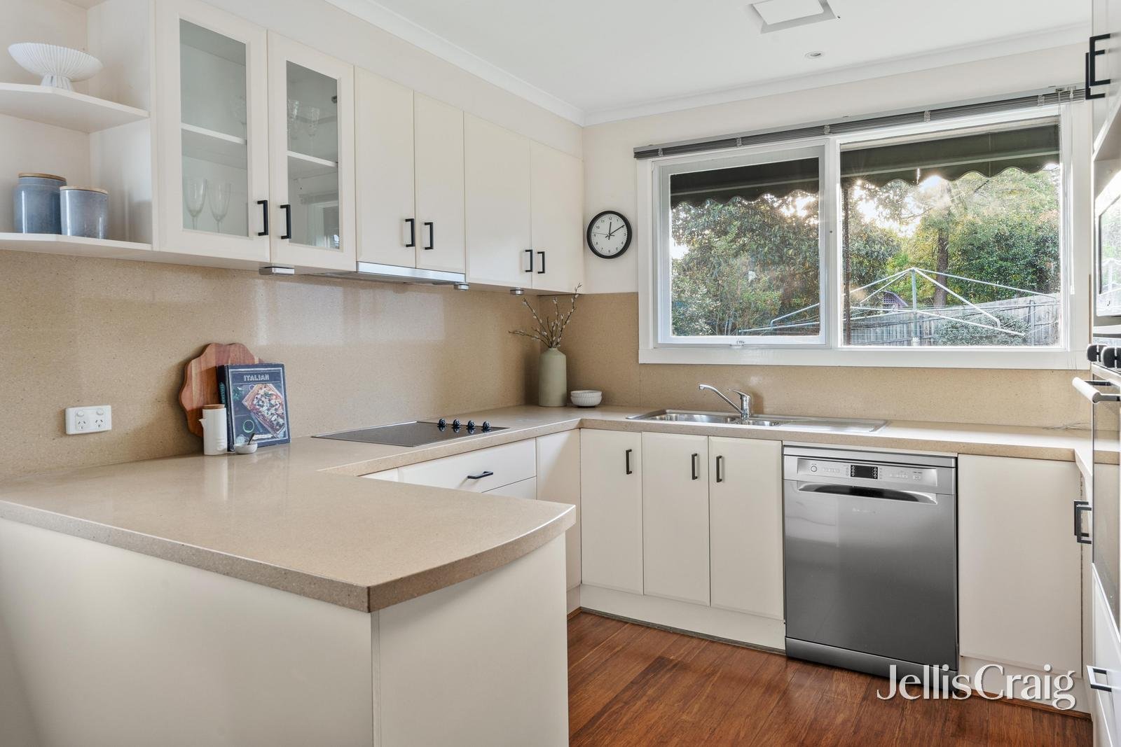 9 Hyacinth Street, Briar Hill image 6