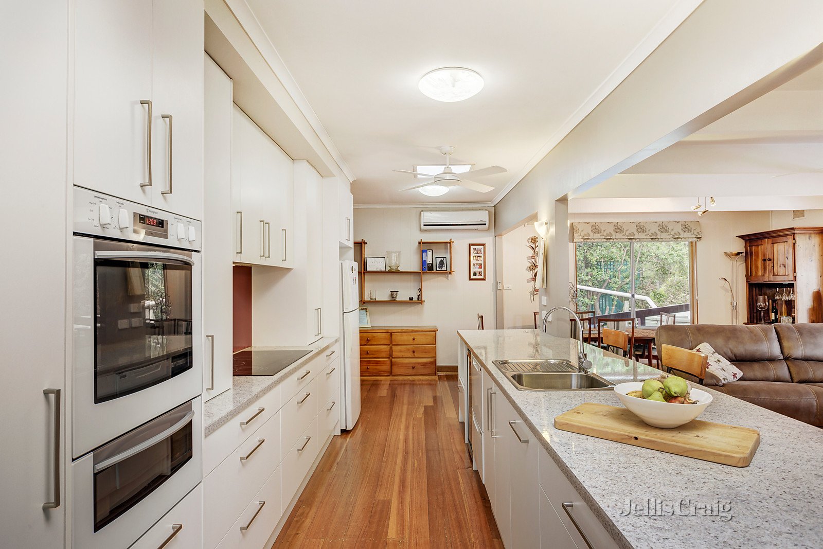 9 Ian Grove, Burwood image 3