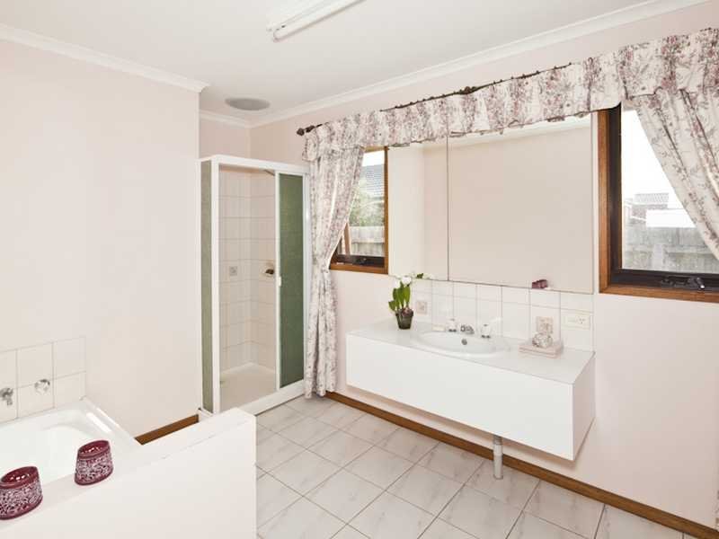 9 Jenolan Avenue, Grovedale image 16