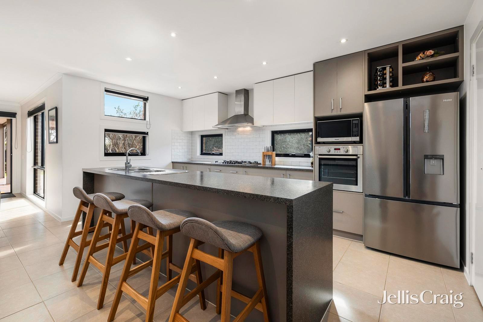 9 Katherine Court, Mornington image 2