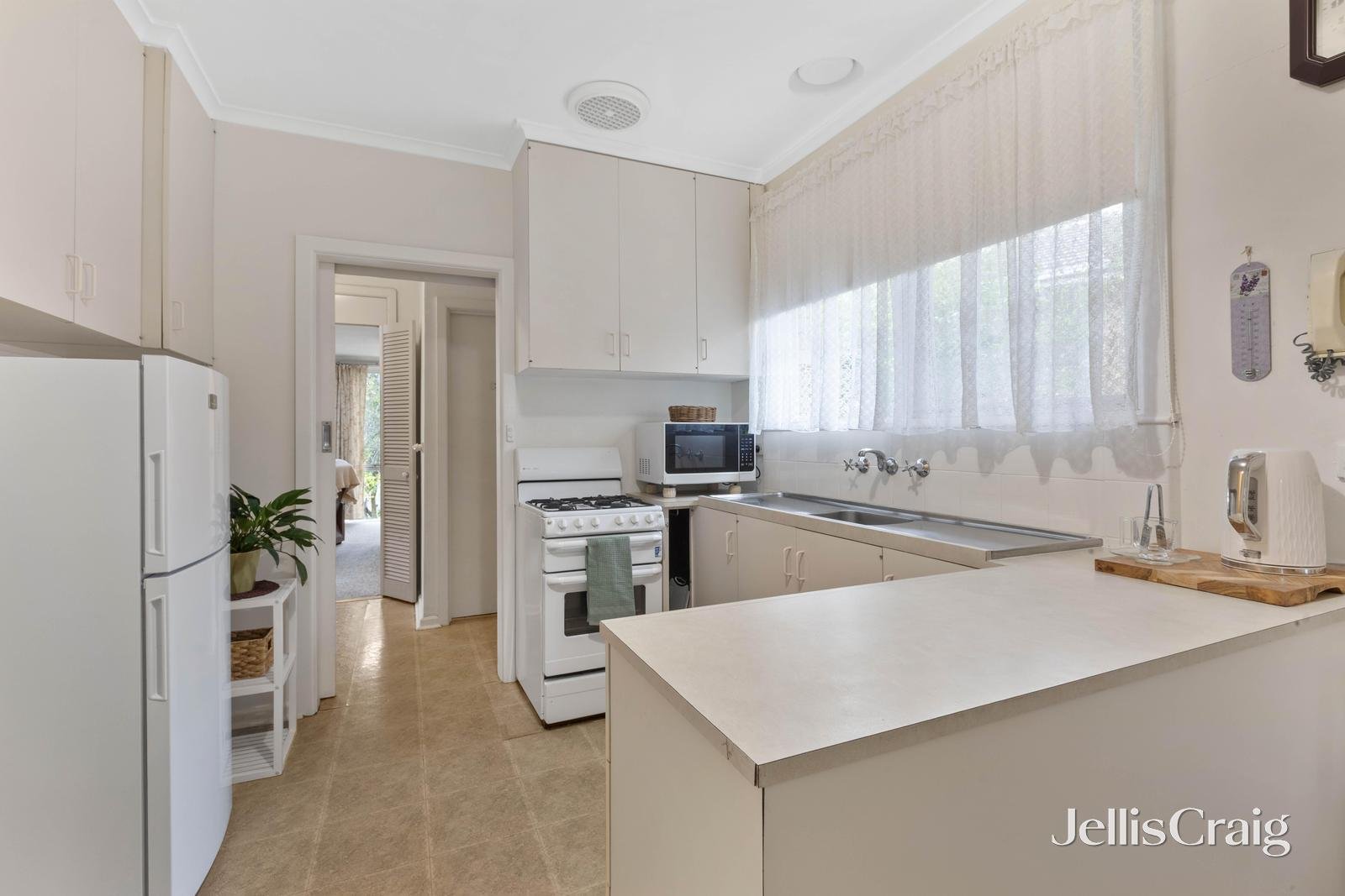 9 Lynden Grove, Mount Waverley image 4