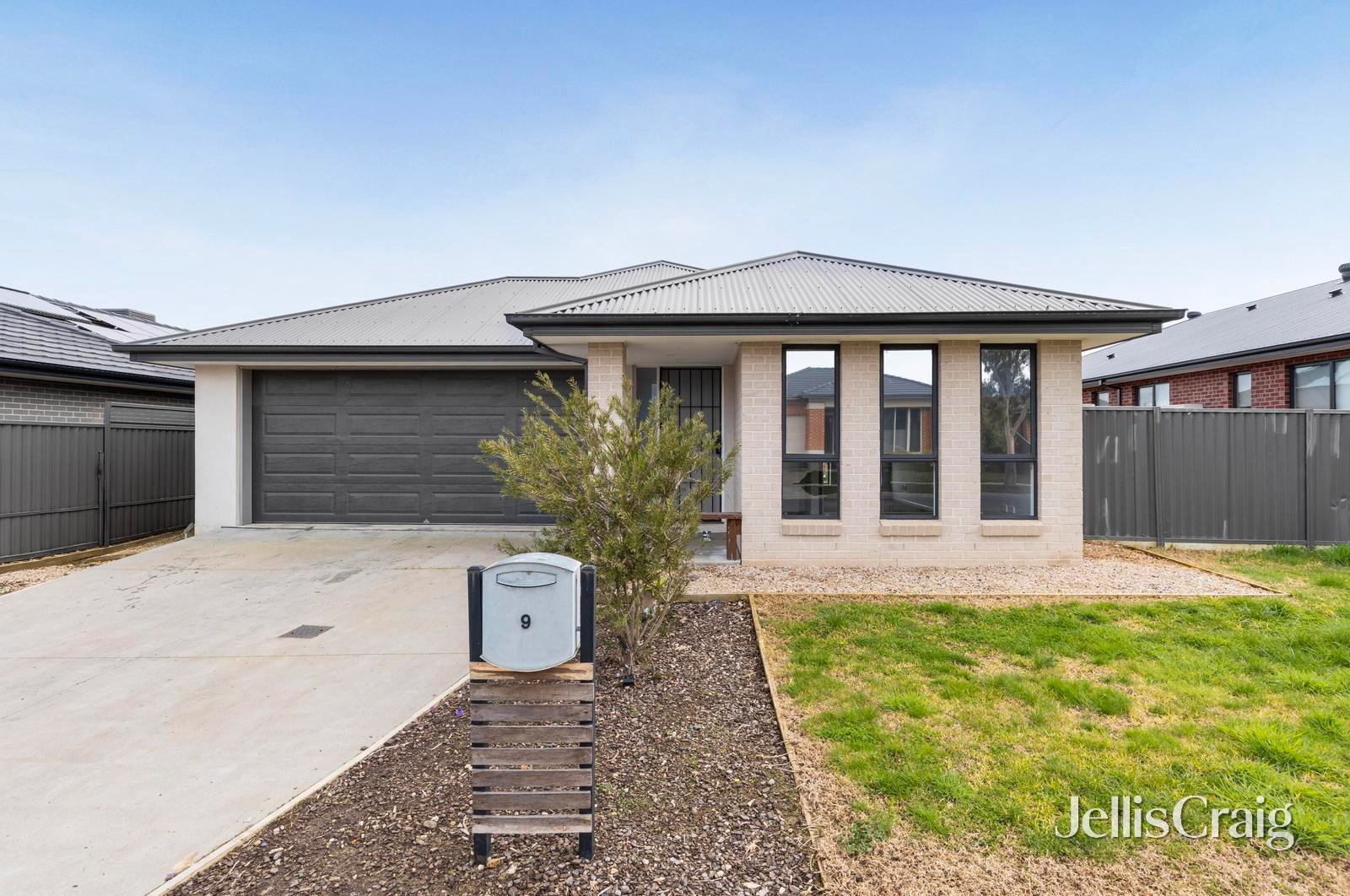 9 Marxsen Parade, Lucas image 1