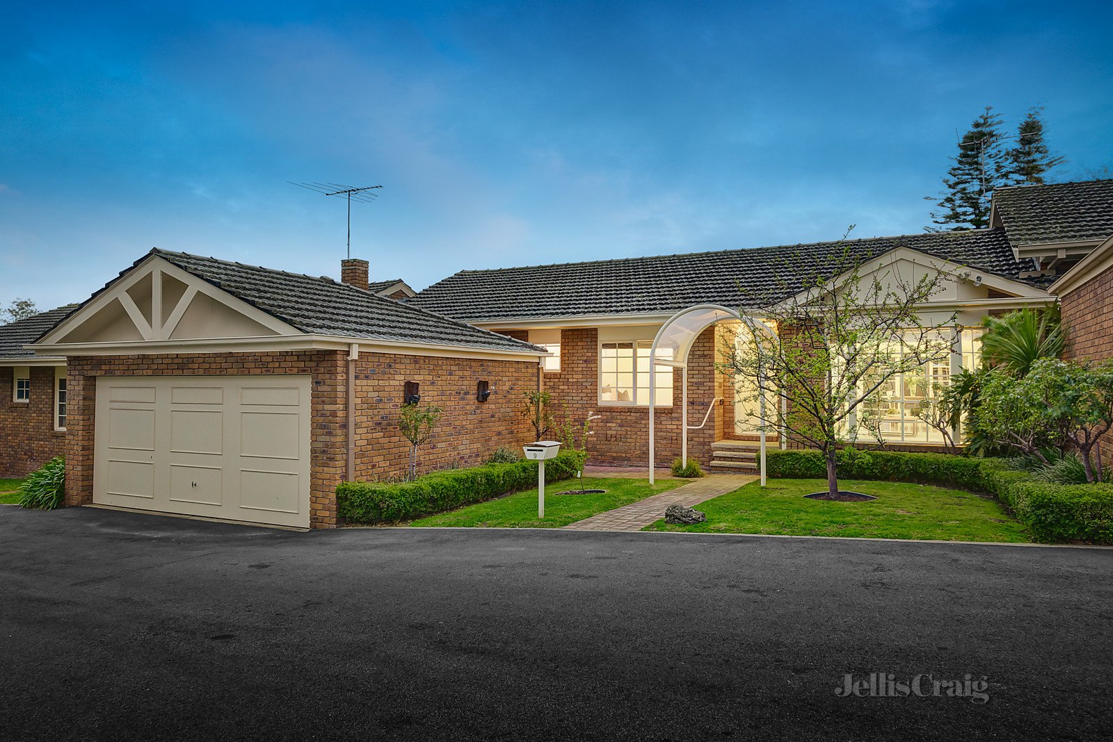 9 Parkhill Drive, Kew image 1