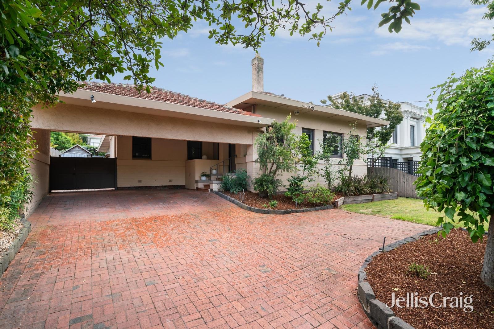 9 Pine Avenue, Camberwell image 1