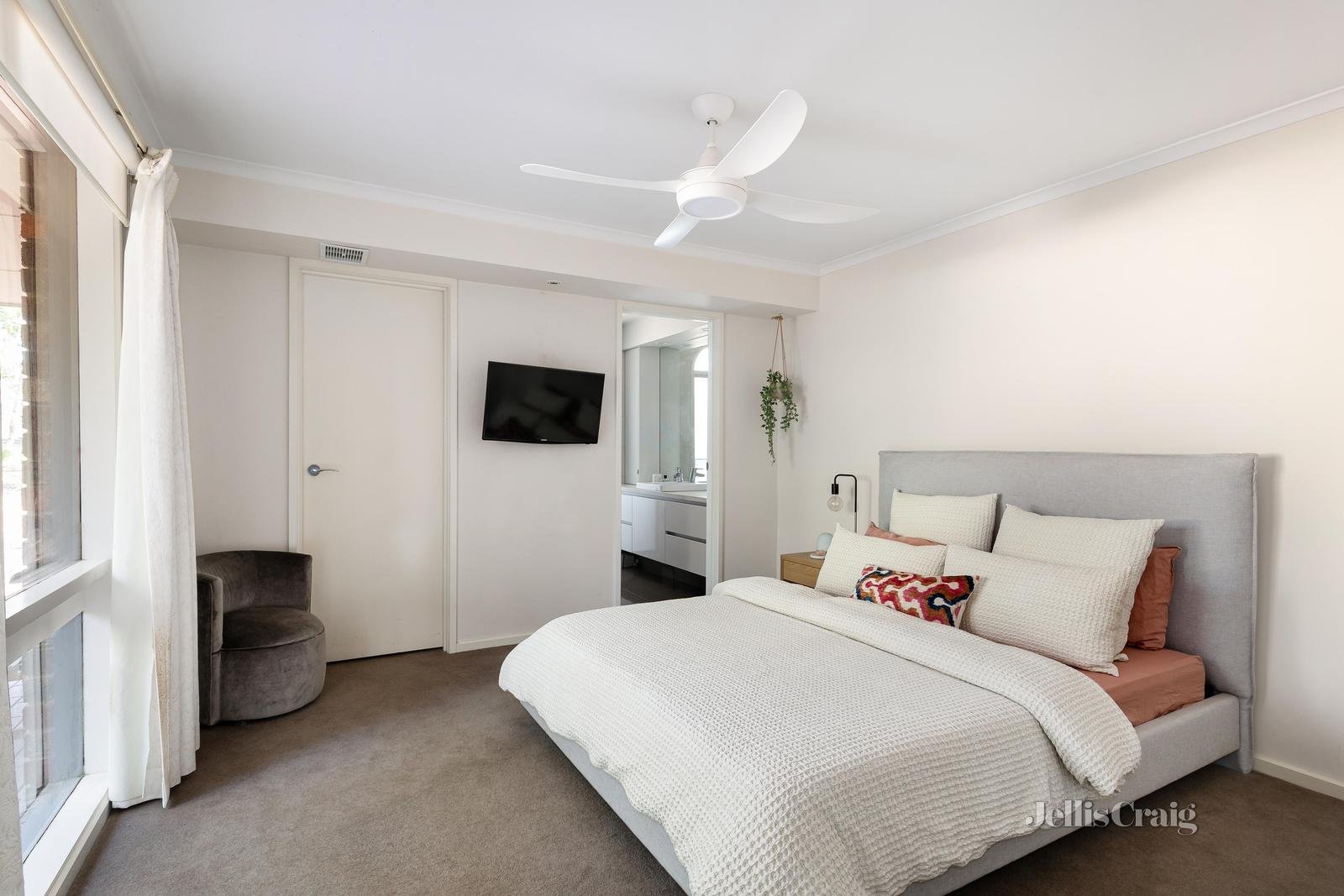 9 Pymm Avenue, Eltham North image 10
