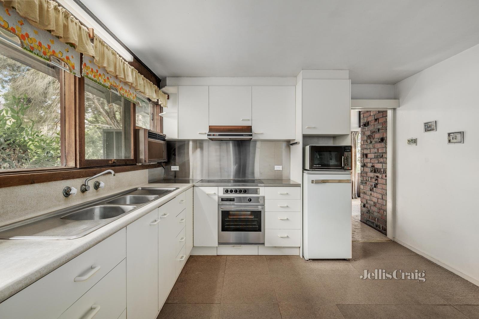 9 Rhodes Drive, Glen Waverley image 5