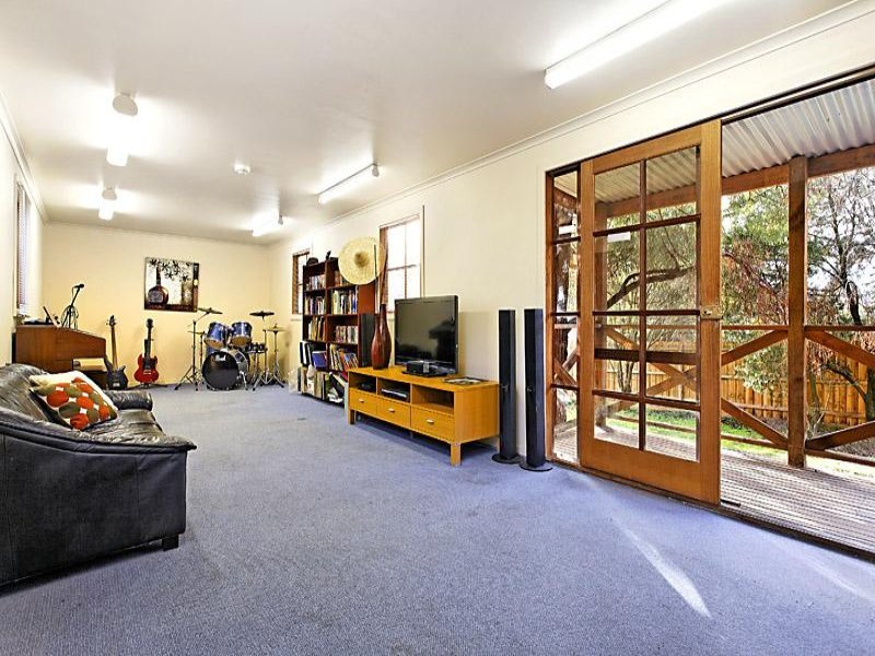 9 Sutton Parade, Mont Albert North image 6