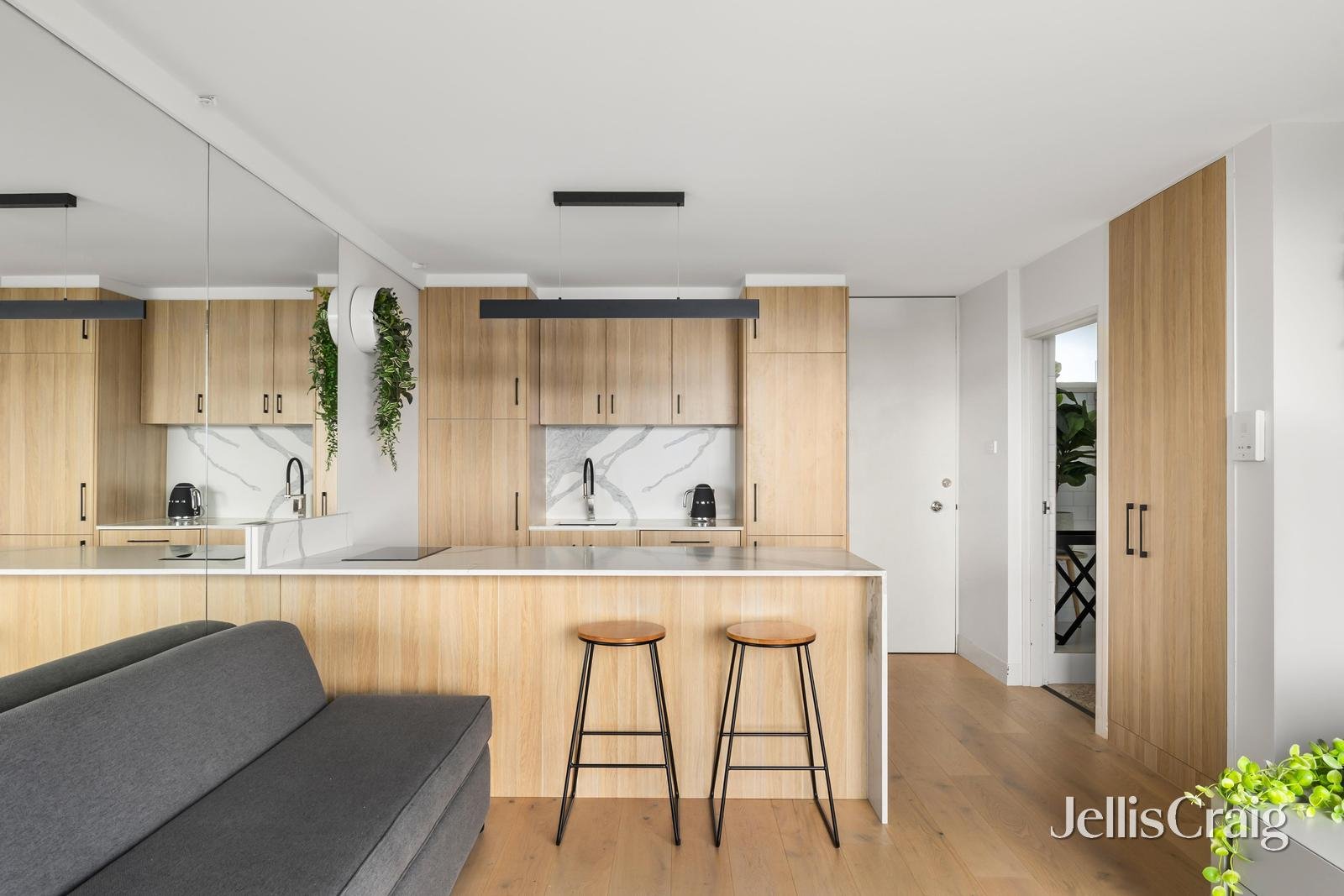 902/81 Queens Road, Melbourne image 4