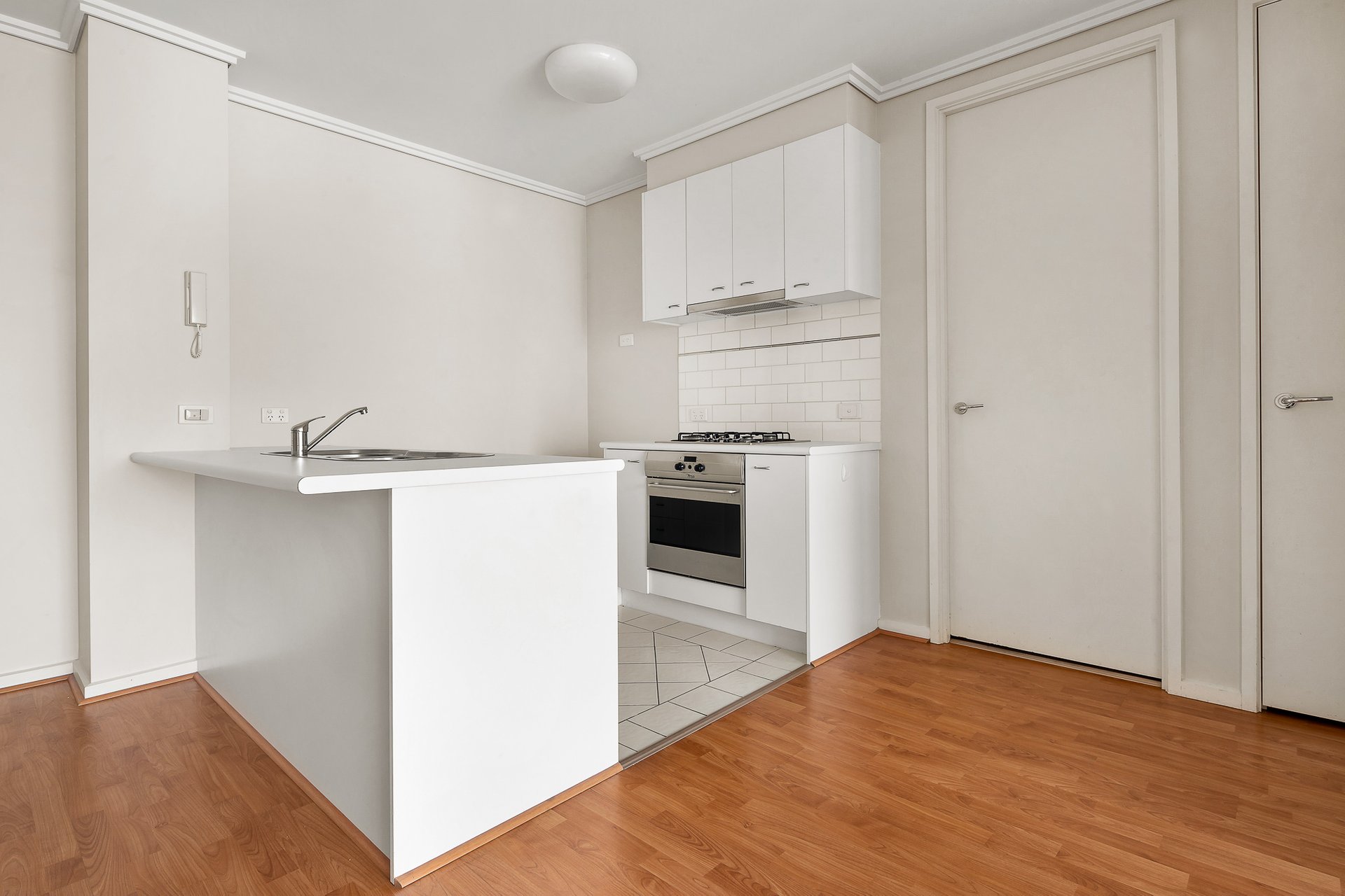 909/38 Bank Street, South Melbourne image 2