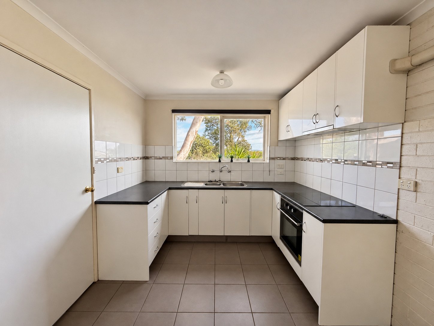 9/1 Holman Court, Breakwater image 2