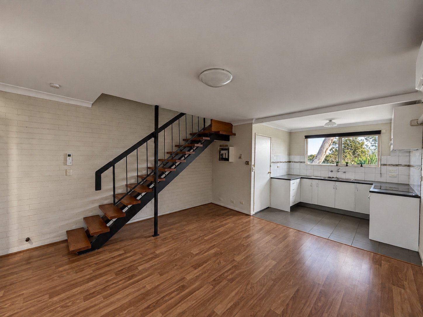 9/1 Holman Court, Breakwater image 4