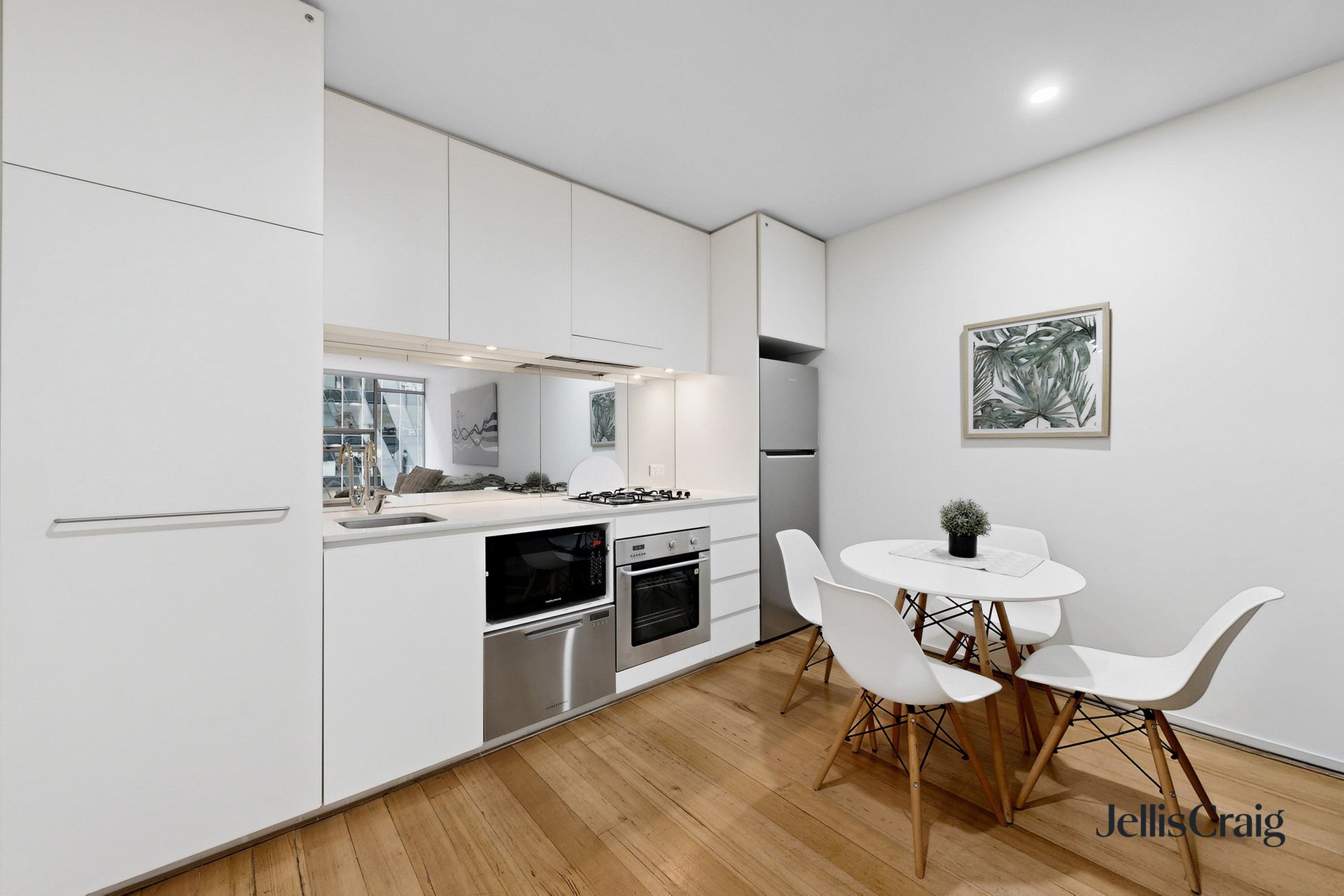 911/8 McCrae Street, Docklands image 2