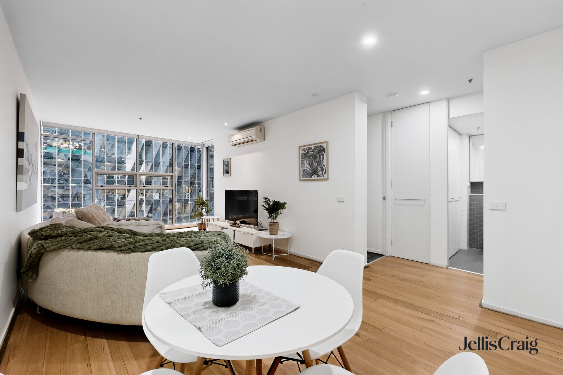 911/8 McCrae Street, Docklands image 4