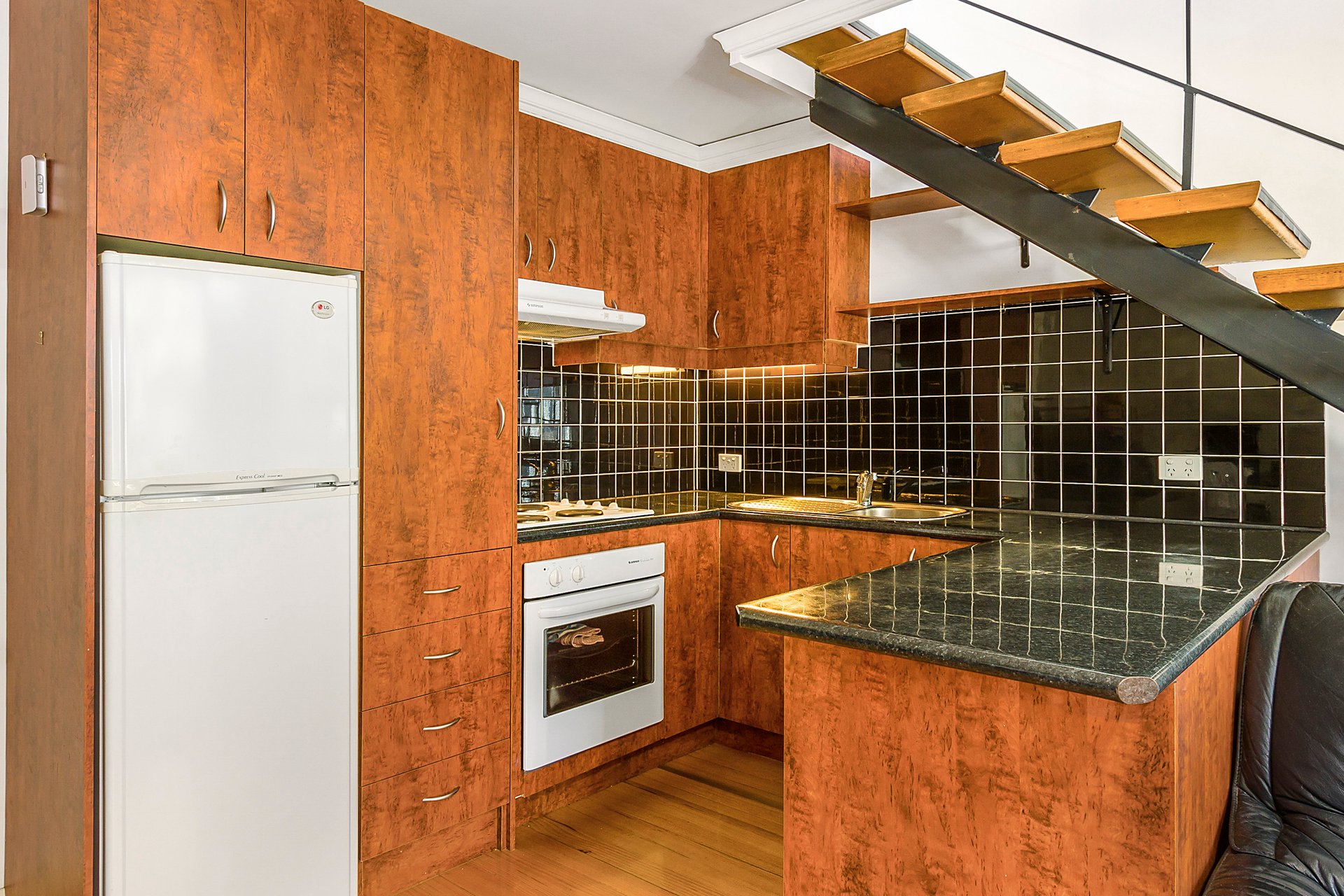 9/12 Oxford Street, Box Hill image 2