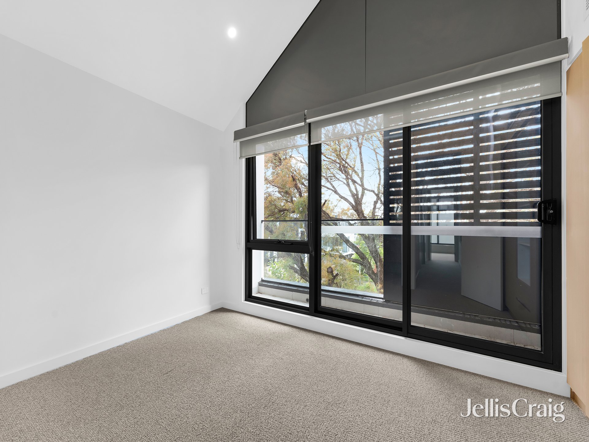 9/17-19 Whitehorse Road, Blackburn image 4