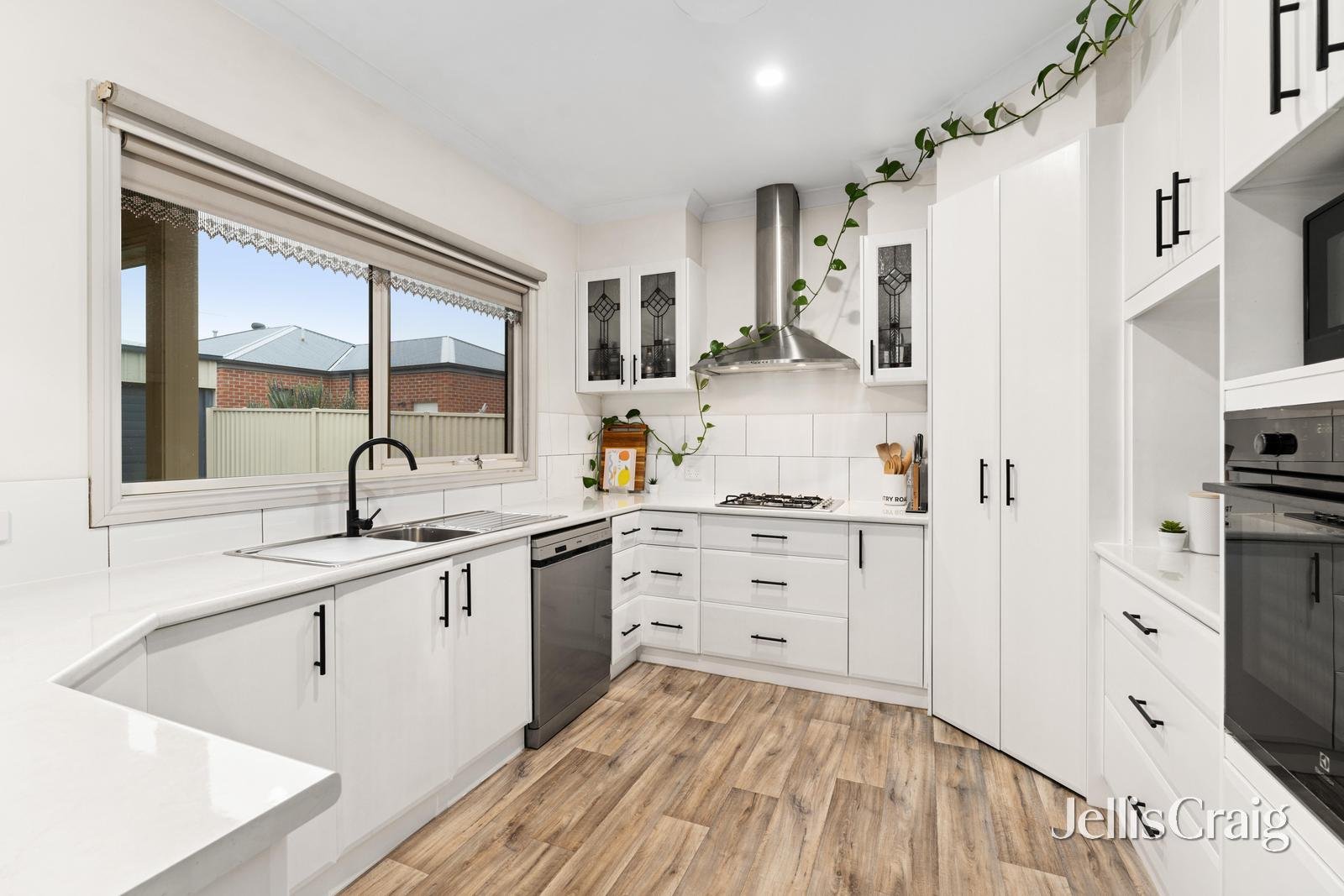 918 Geelong Road, Canadian image 5