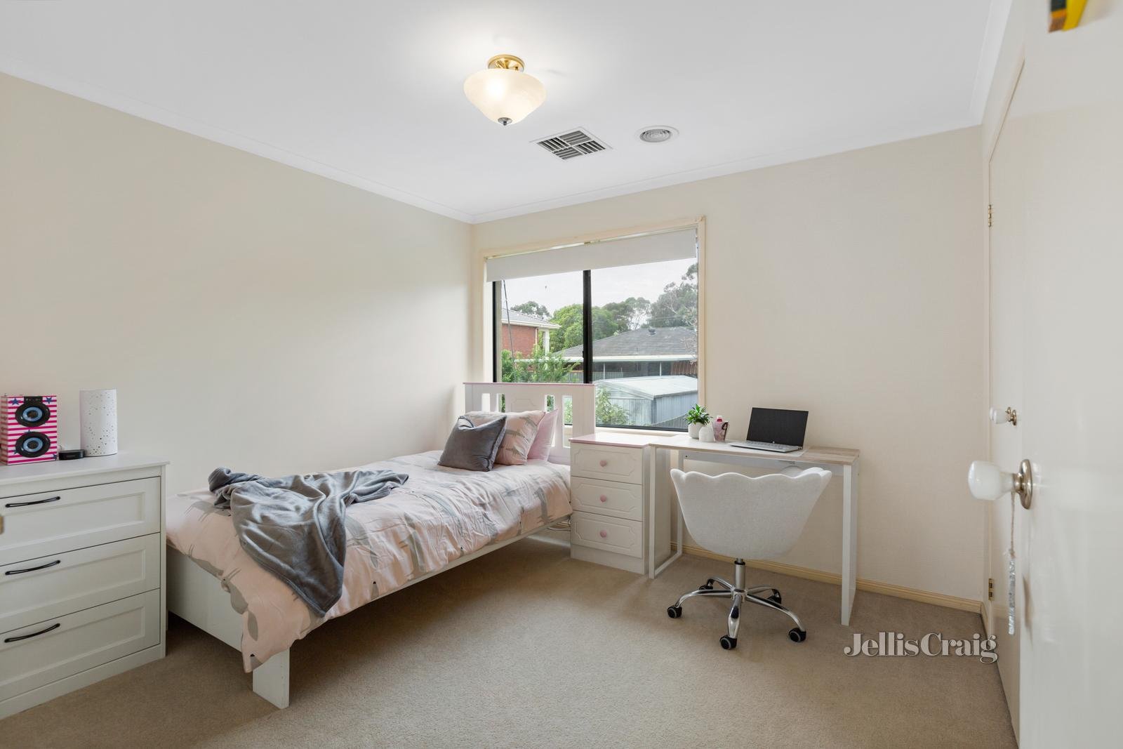 92 Herriotts Boulevard, Glen Waverley image 11