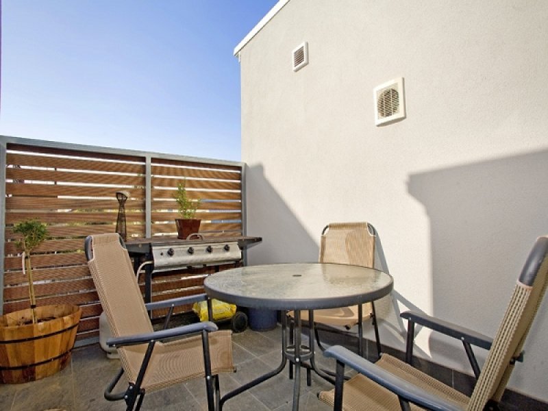 9/27 Charnwood Road, St Kilda image 3