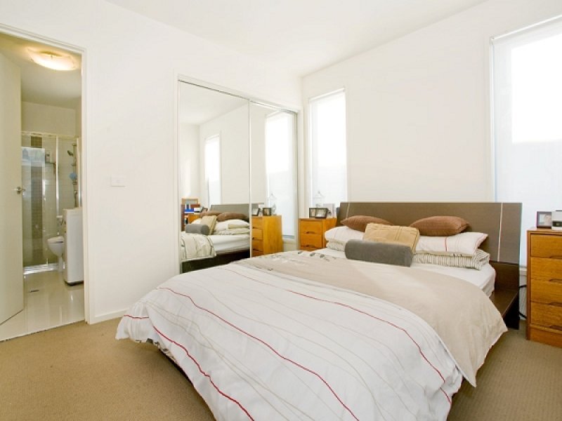 9/27 Charnwood Road, St Kilda image 4