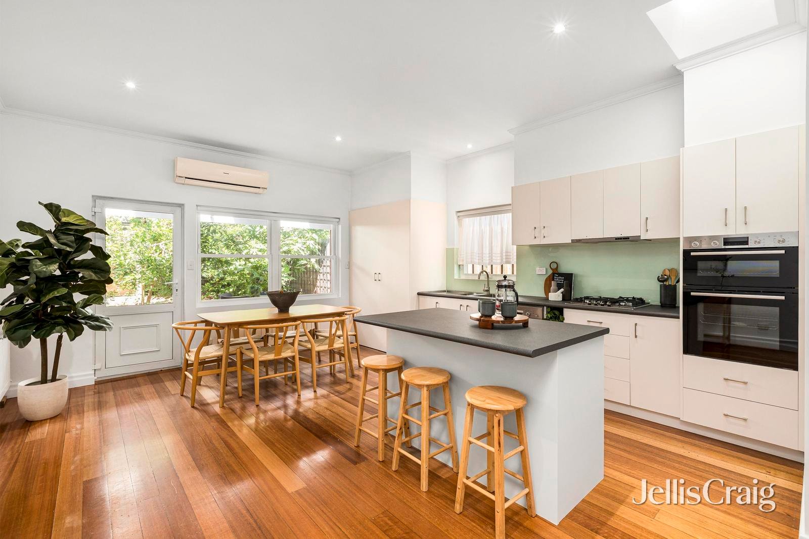 93 Spray Street, Elwood image 2
