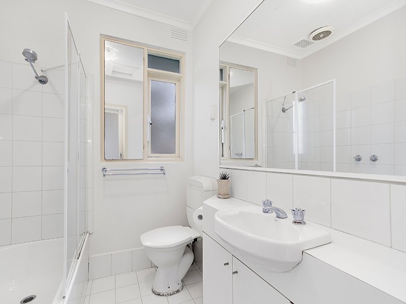 9/4 Hartpury Street, Elwood image 6