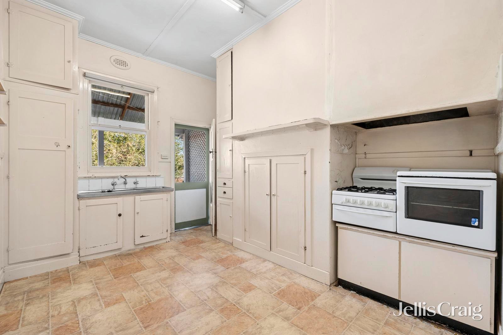 96 Mostyn Street, Castlemaine image 6