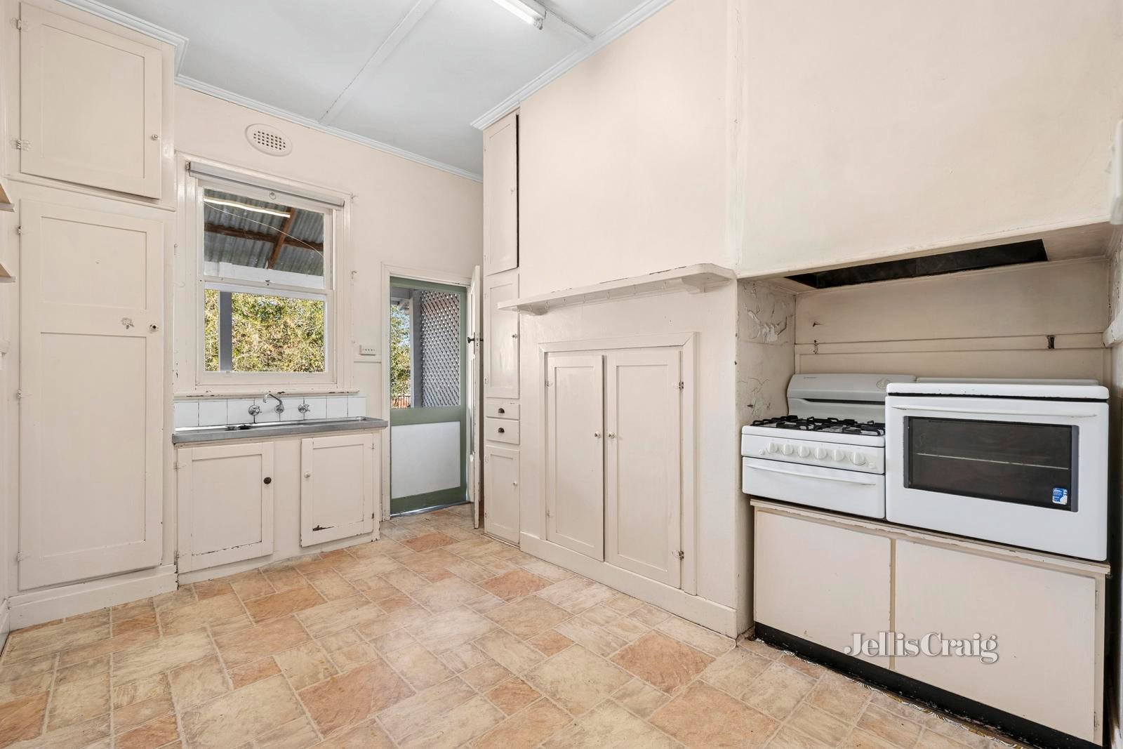 96 Mostyn Street, Castlemaine image 6