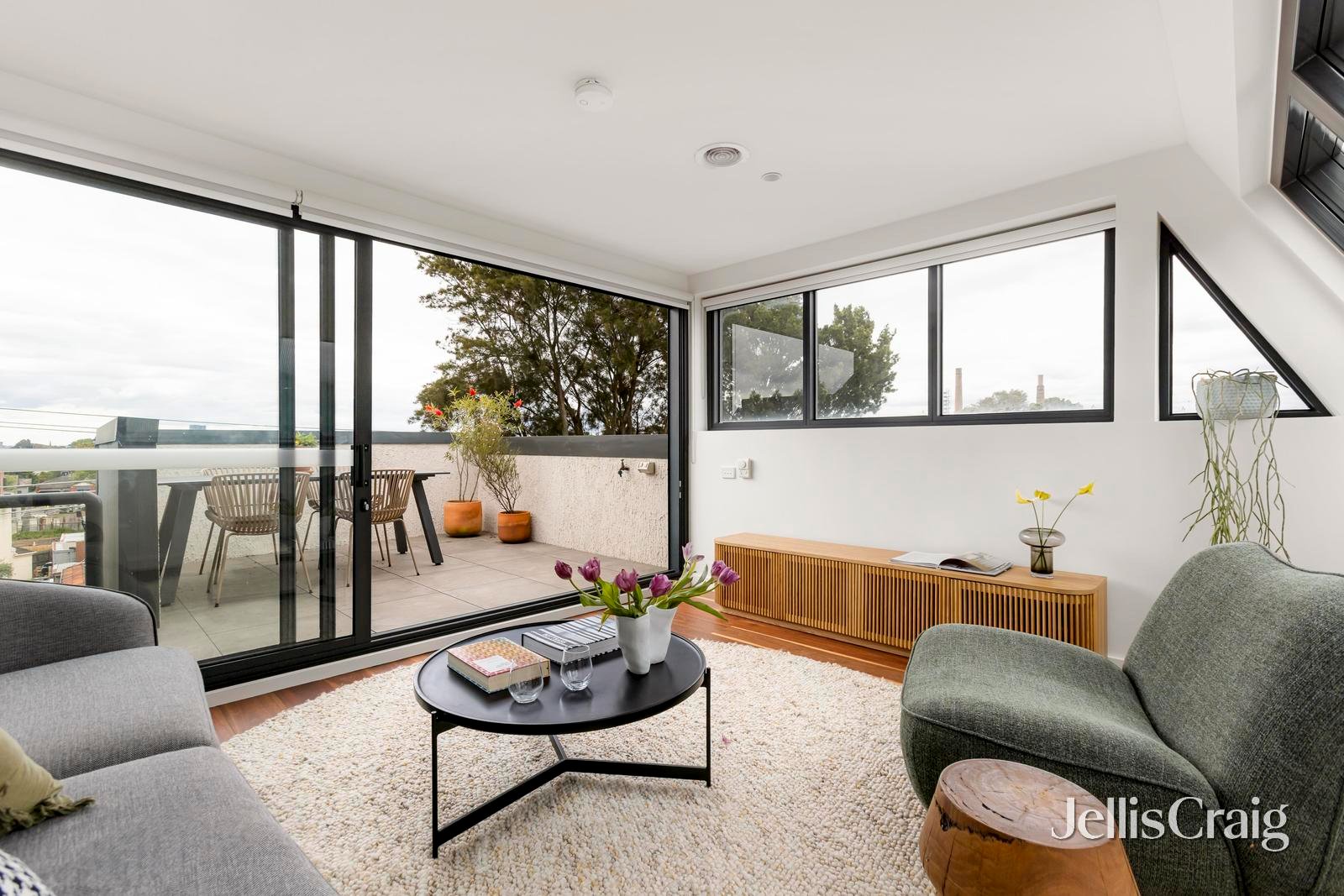 9/8 Barry Street, Brunswick image 1