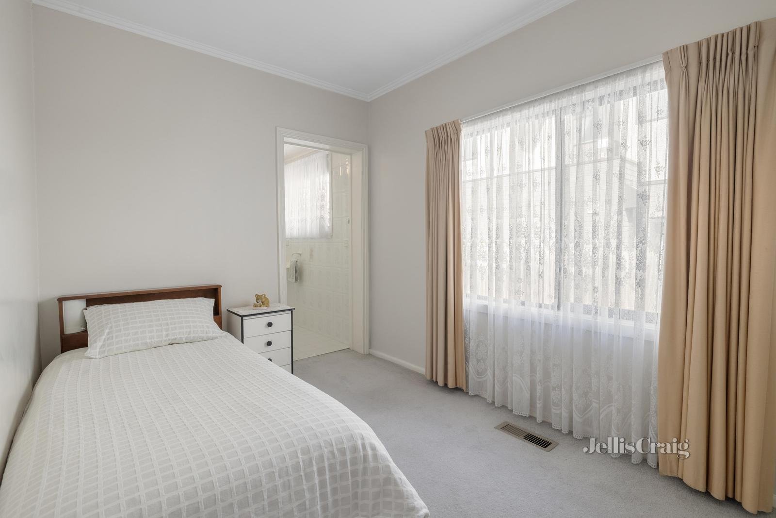 98 Parkmore Road, Bentleigh East image 7