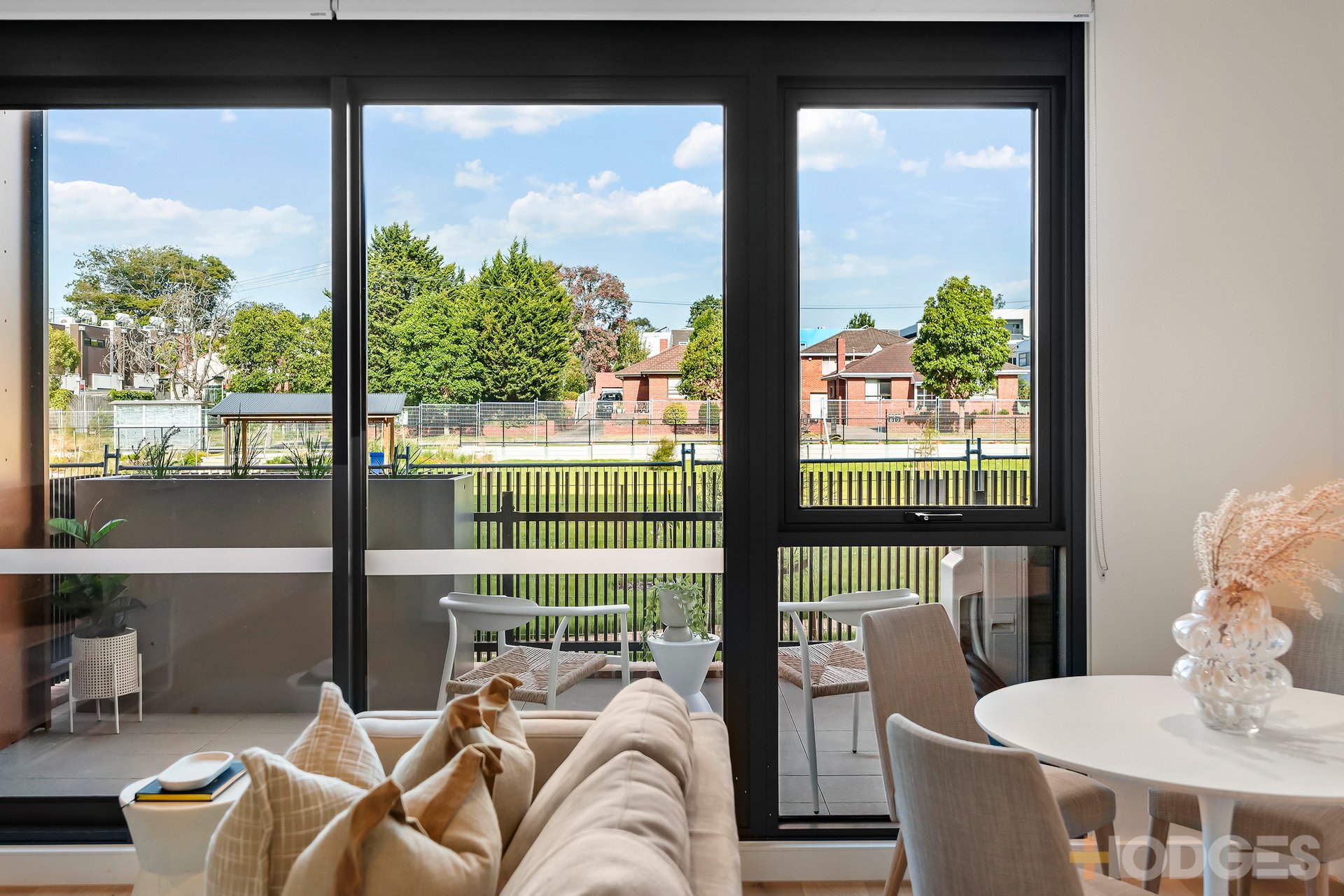 J09 / 37 Graham Road Highett