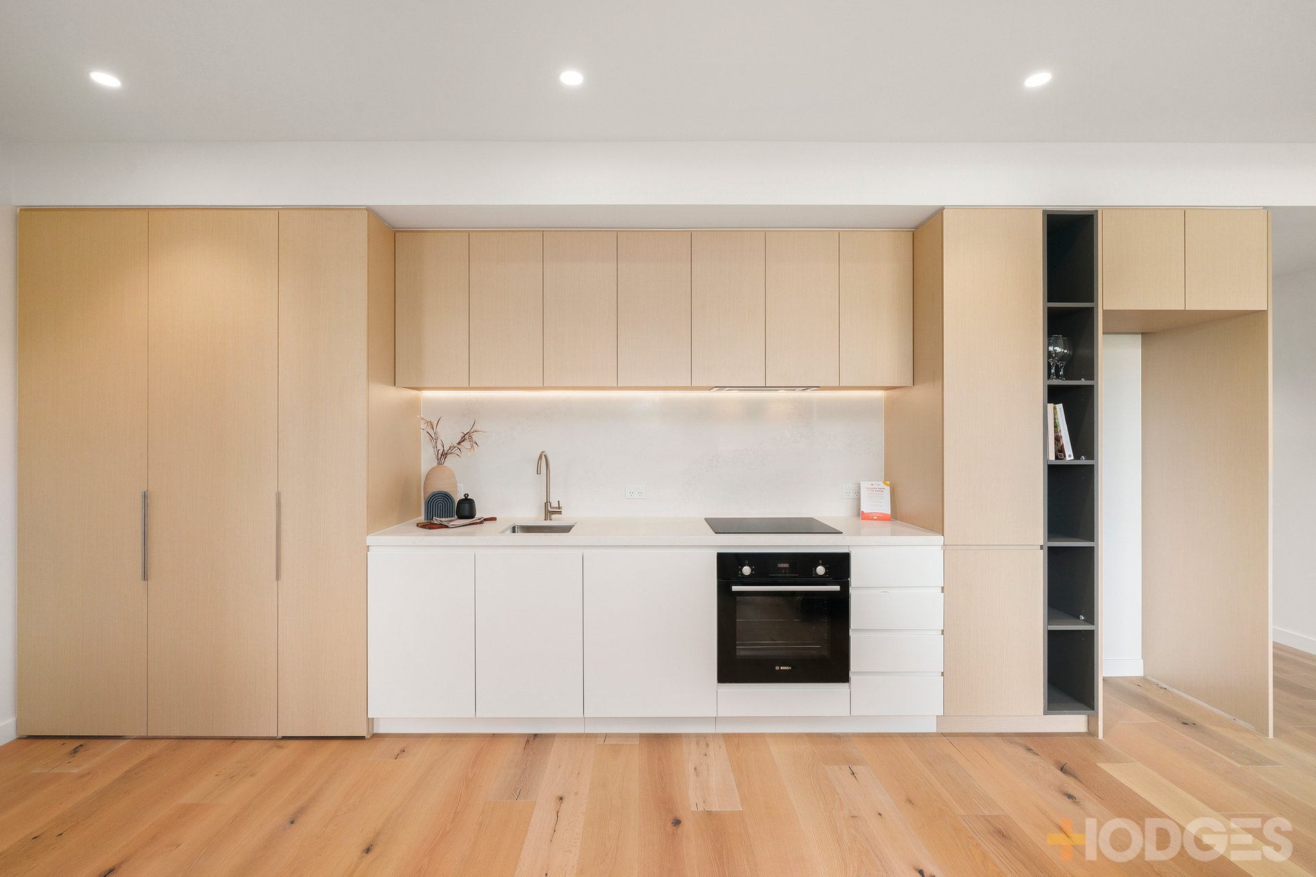 J09 / 37 Graham Road Highett