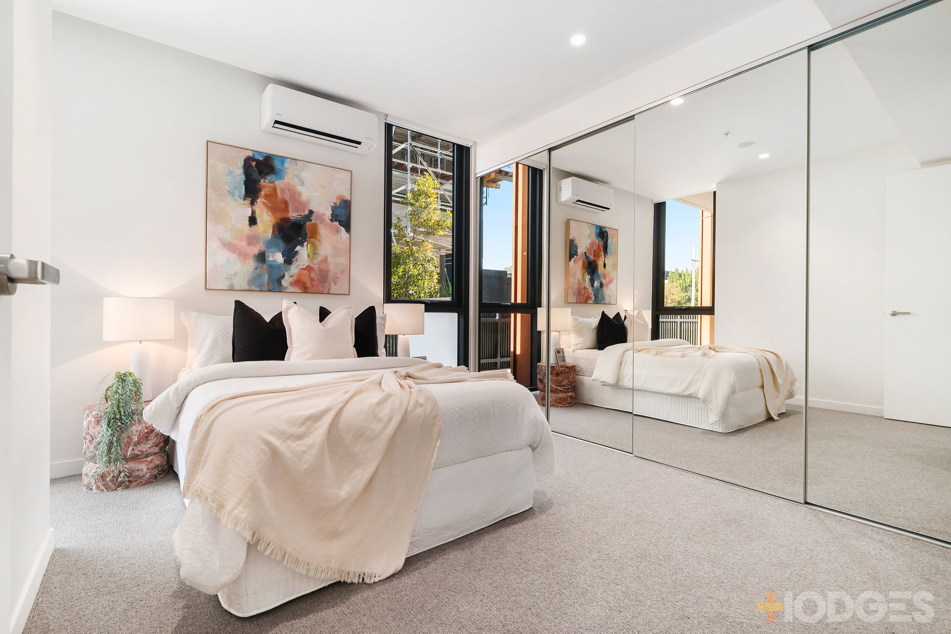 J09 / 37 Graham Road Highett