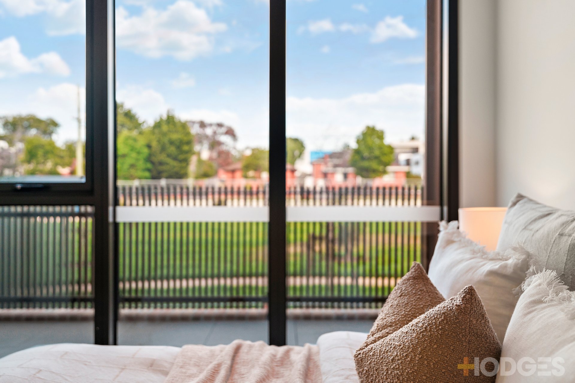 J09 / 37 Graham Road Highett