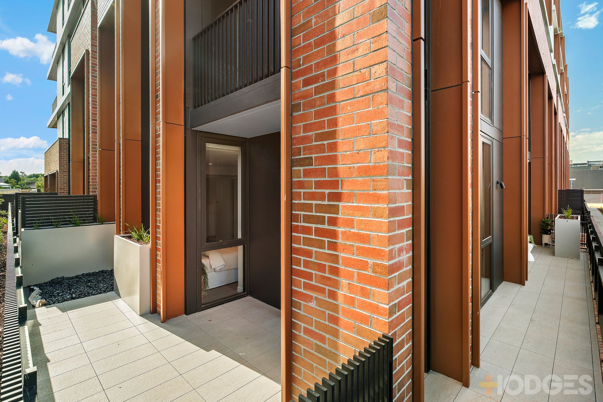 J09 / 37 Graham Road Highett