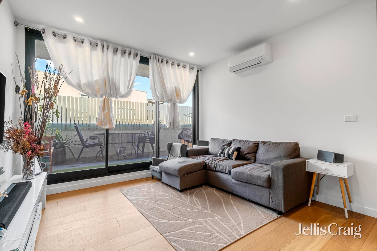 G11/5 Sovereign Point Court, Doncaster image 3