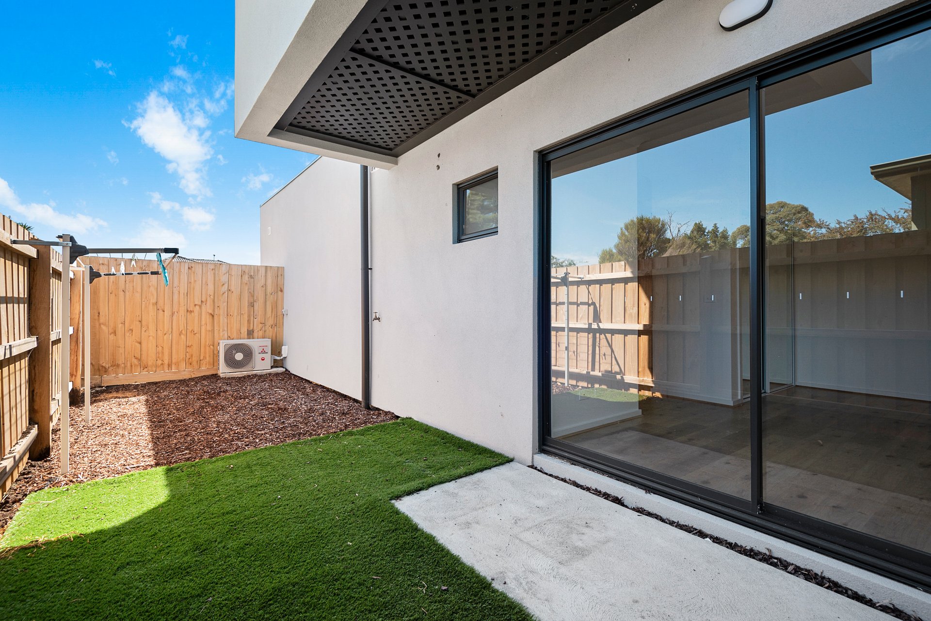 Room 1 / 23 Blackwood Parade HEIDELBERG WEST